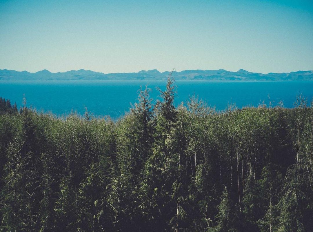 Layering Warmth: The Role of Textures and Lighting