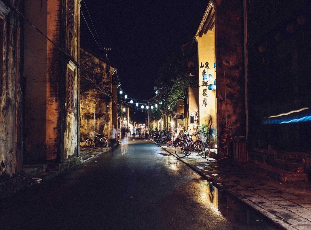 What to Look For: Essential Decor for an Authentic Vintage Atmosphere