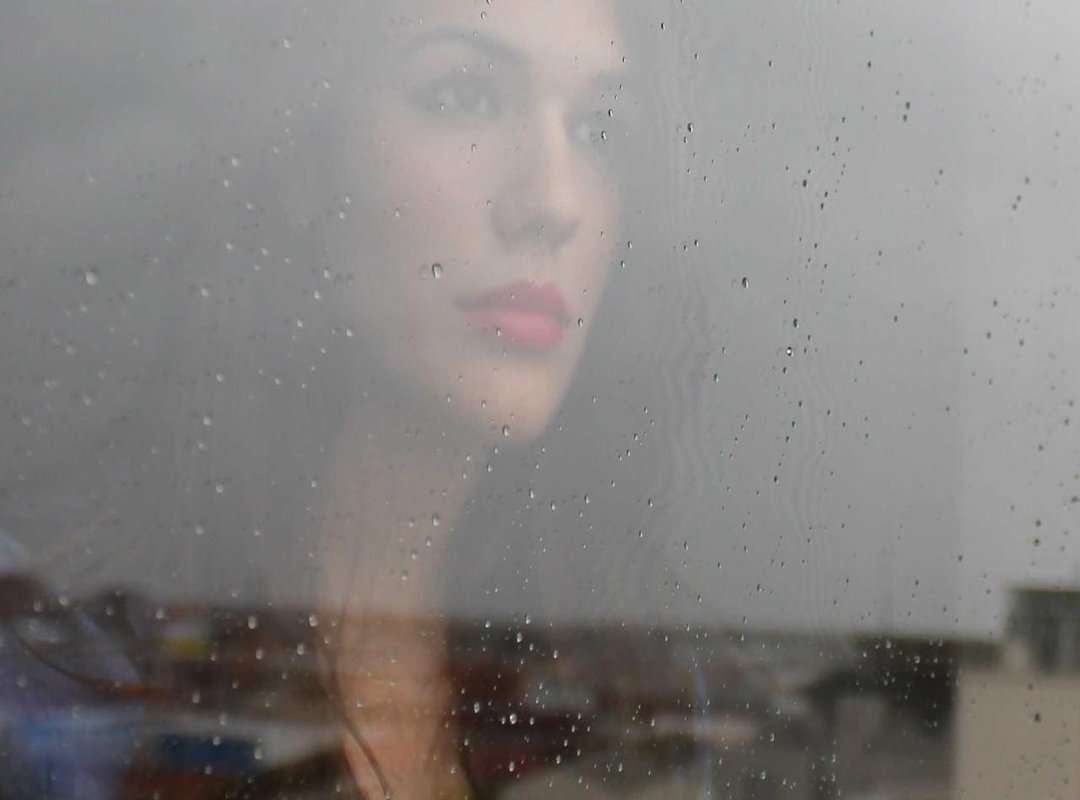 The Main Characters: Essential Furniture to Recreate the Look